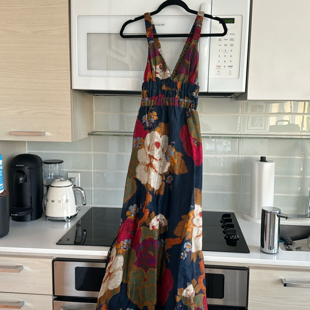 Sir Bonita v neck gown - Picture 2 of 5
